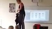 Une prof de biologie se déshabille devant ses étudiant pour un petit cours d'anatomie