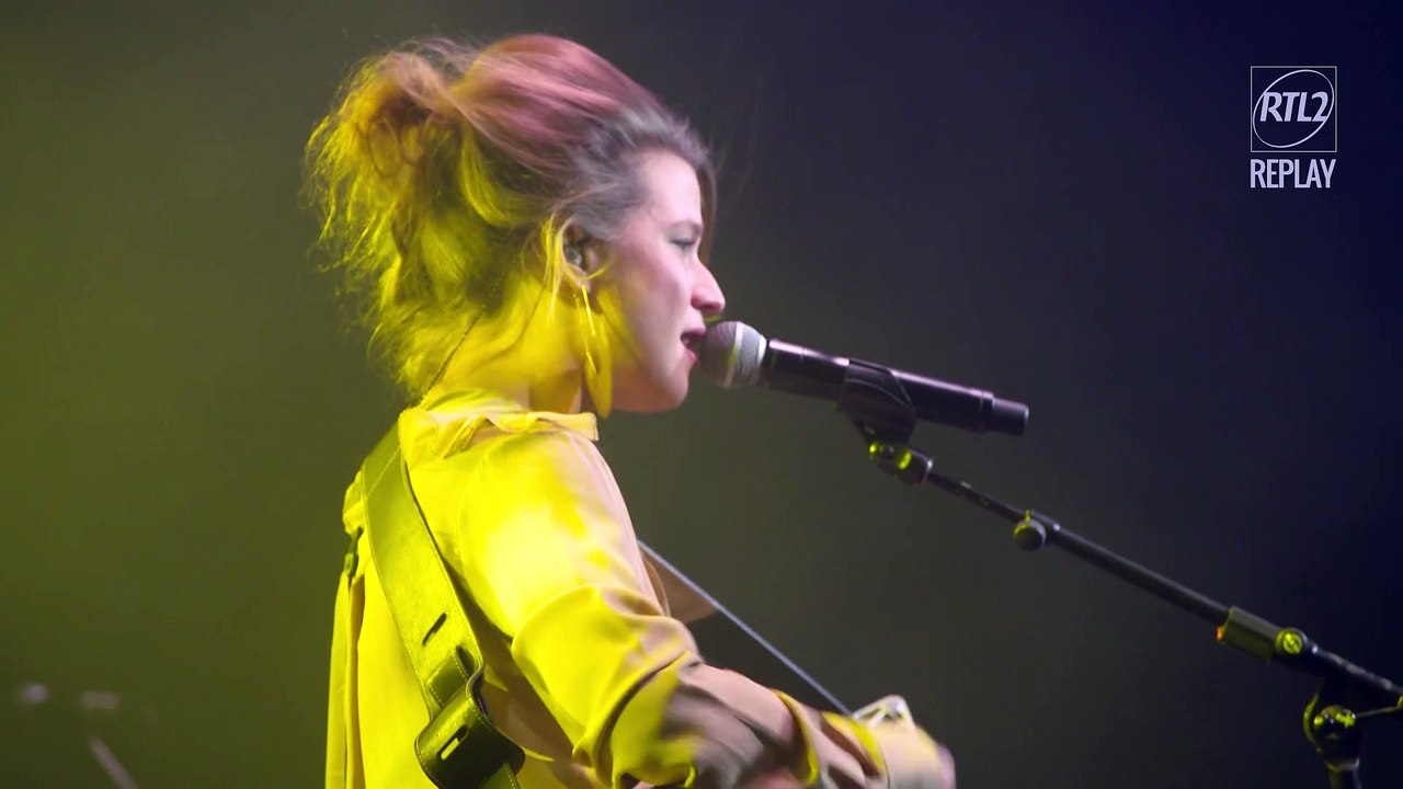 Selah Sue chante "Raggamuffin" à la soirée des 20 ans de RTL2, à l'Olympia