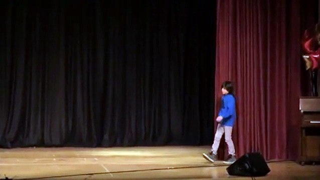 Ce Gamin qui Danse de la Dubstep devant toute son Ecole