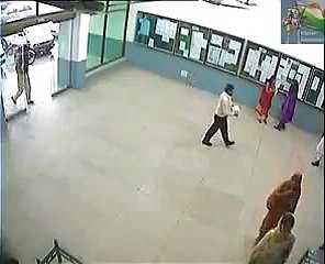 Troubles with an automatic door in Pakistan-videosmunch