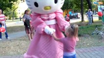 ✔ Хелло Китти и Ярослава танцуют на прогулке - Hello Kitty and Yaroslava are dancing while walking ✔