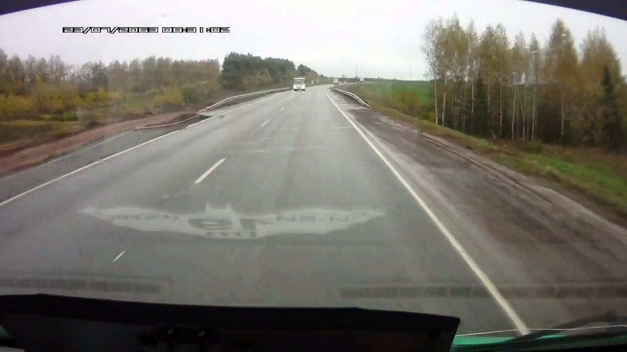 Tu fais pas le poid face à mon camion, pousse ton vieux carrosse