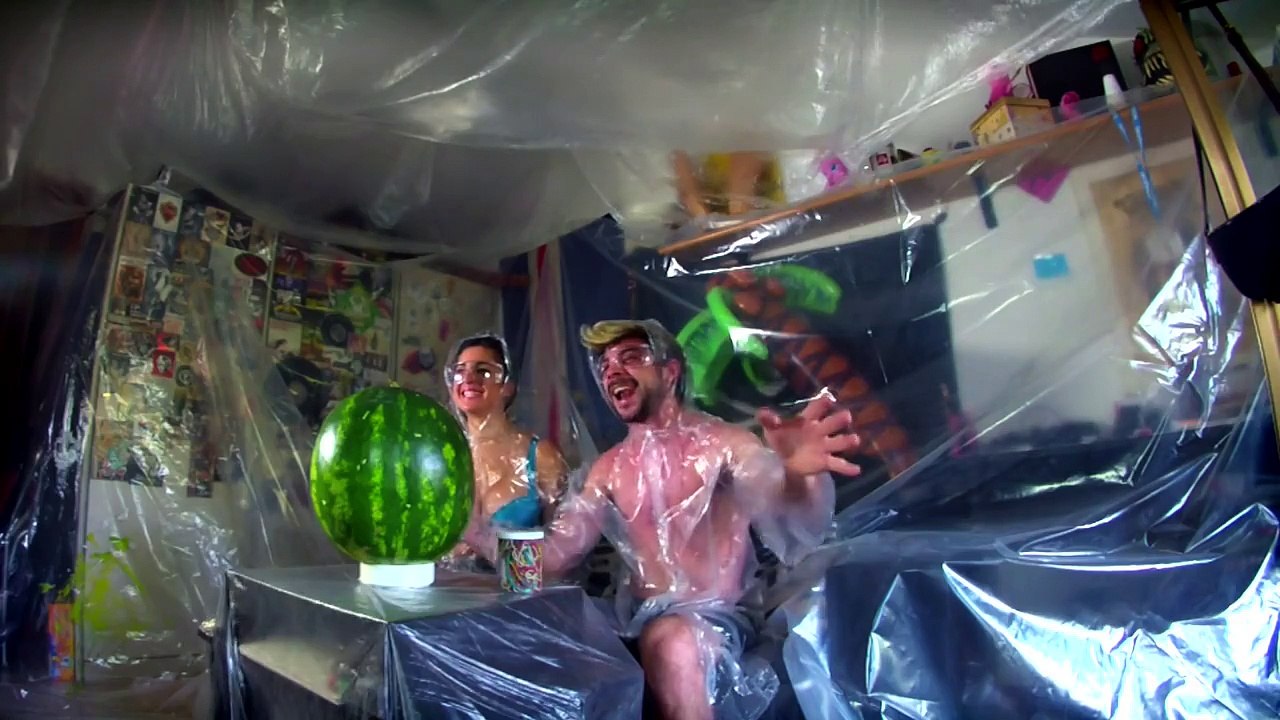 ANGURIA ESPLOSIVA IN CASA BACKSTAGE SCHERZI DI COPPIA