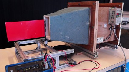 Eolienne drapeau à mat oscillant