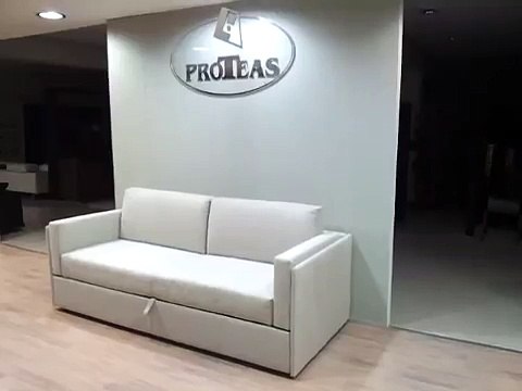 Sembra un normale divano, ma ecco cosa succede in 10 secondi tirando la maniglia