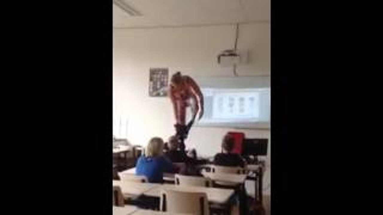 Lerares Groene Hart Rijnwoude trekt kleren uit voor de klas tijdens biologieles