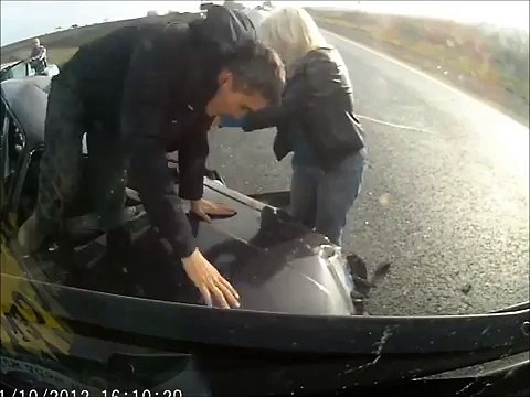 Incredibile incidente stradale, guardate cosa succede al conducente dell'auto!
