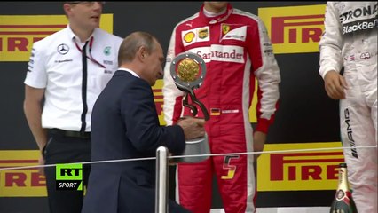 Rusya Grand Prix'sinin galibi Hamilton Putin'i şampanya ile ıslattı