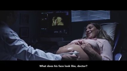 Va a fare l'ecografia e vorrebbe vedere il suo bambino ma è cieca: ecco cosa fa il medico