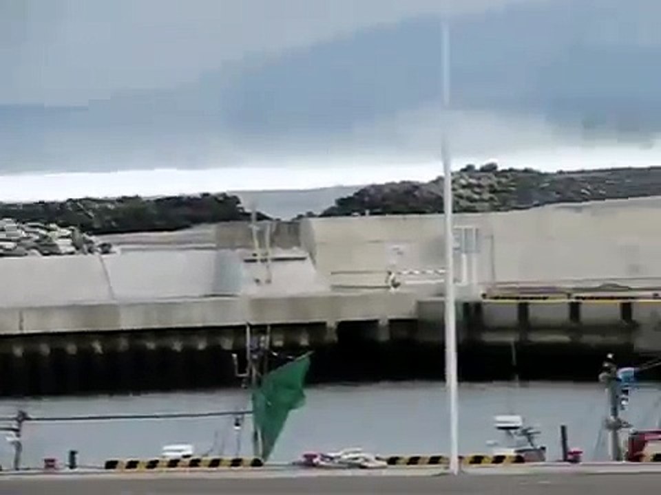 Incredible New Japan Tsunami Footage - This man risked his Life to film