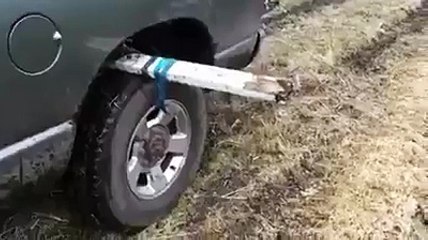 Se un giorno rimarrete intrappolati con l'auto nel fango, ricordatevi di questo trucco!