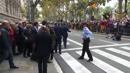 Seqüència completa: Un ciclista intenta robar una estelada i s'estavella