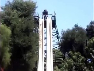 Ragazza si lancia dallo scivolo d'acqua in bikini ma qualcosa nel finale va storto...