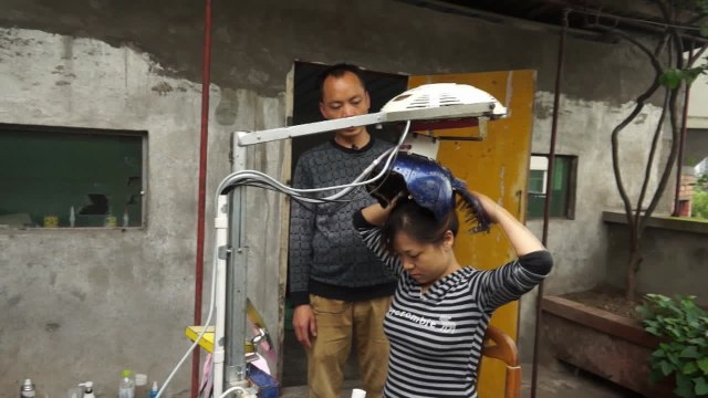 Chine : se laver les cheveux… sans les mains !