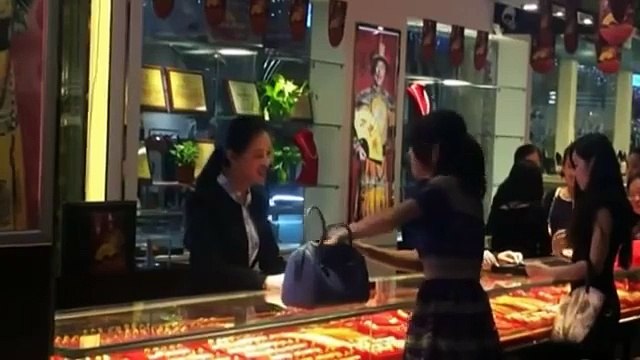 Une riche chinoise balance des billets au visage d'une vendeuse