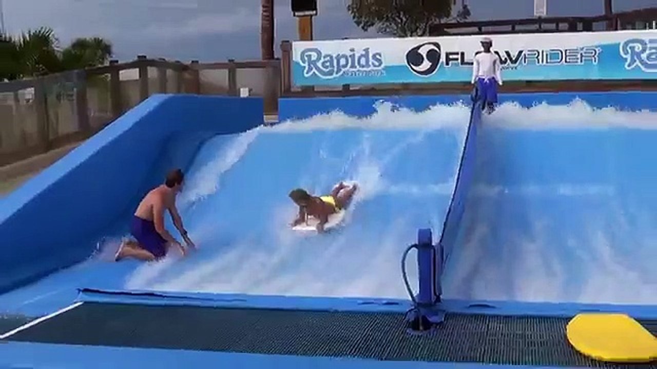 Questo scivolo acquatico ama particolarmente le ragazze formose