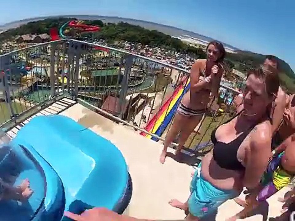 La discesa dallo scivolo è mozzafiato: non staccherete lo sguardo dalla ragazza!