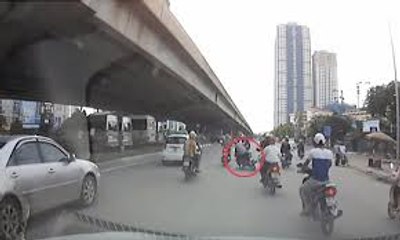Nam thanh niên mất lái suýt mất mạng trước bánh ôtô