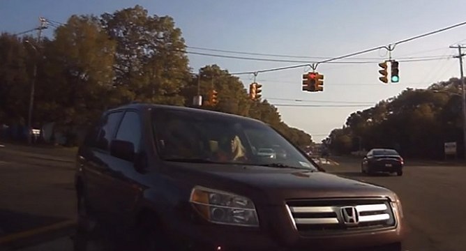 Ivre, elle percute la même voiture à deux reprises