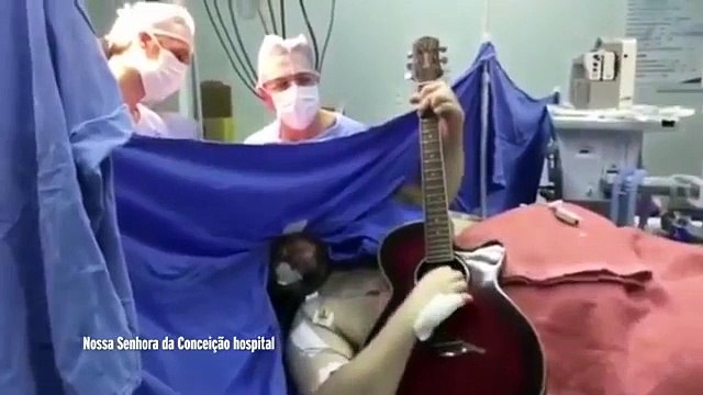 Viene operato al cervello per un tumore, lui suona Yesterday con la chitarra durante l'intervento