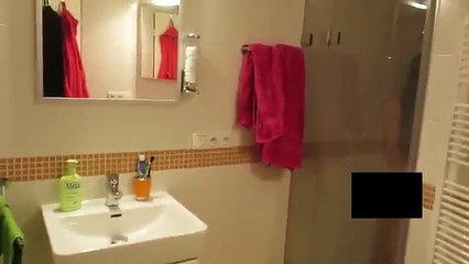 Il suo ragazzo le gioca un brutto scherzo mentre fa la doccia: la sua reazione non ha prezzo!
