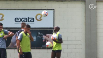 Video herunterladen: No dia das crianças, jogadores do Botafogo fazem da bola seu melhor brinquedo