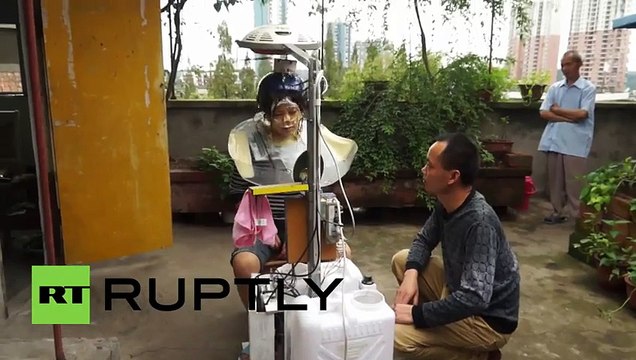 Un inventeur chinois présente sa machine à laver les cheveux !