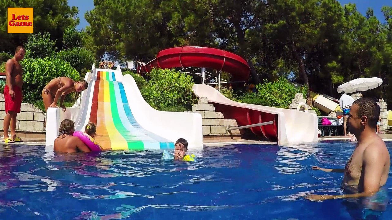 Маленький Мальчик Человек Паук в Аквапарке (Турция)