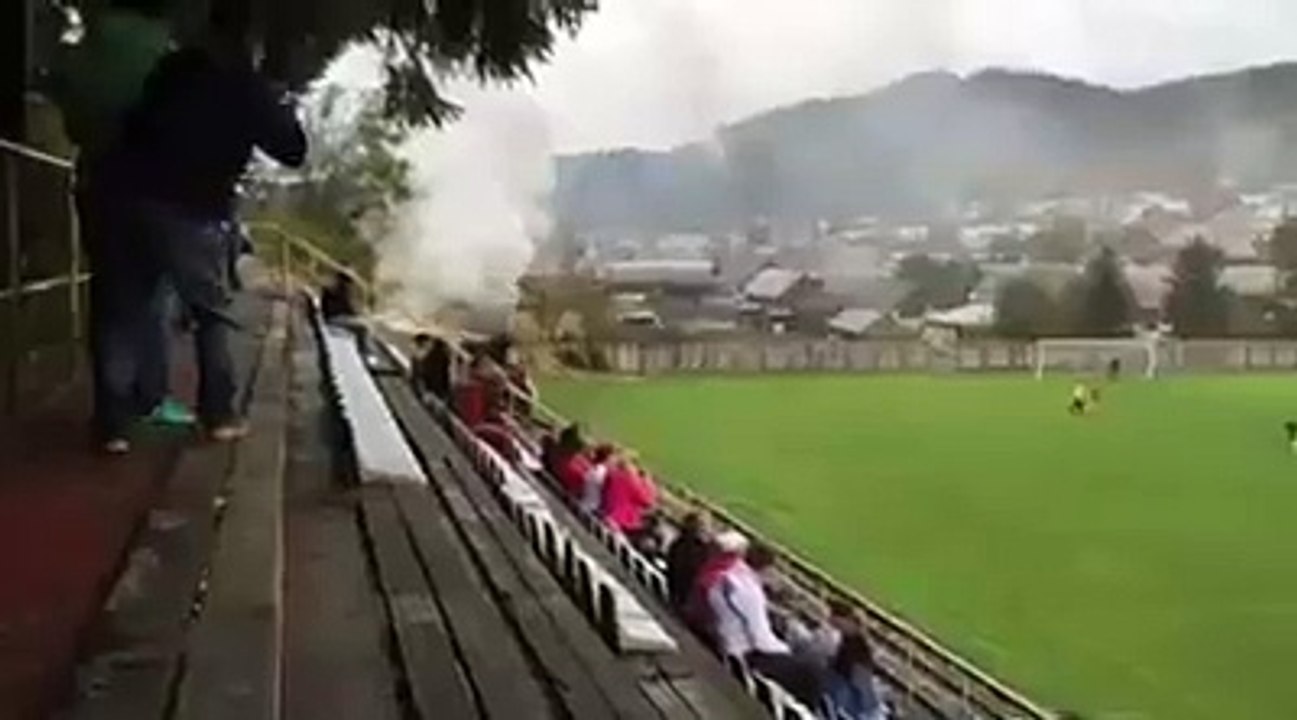 Un train traverse un stade de football (Slovaquie)