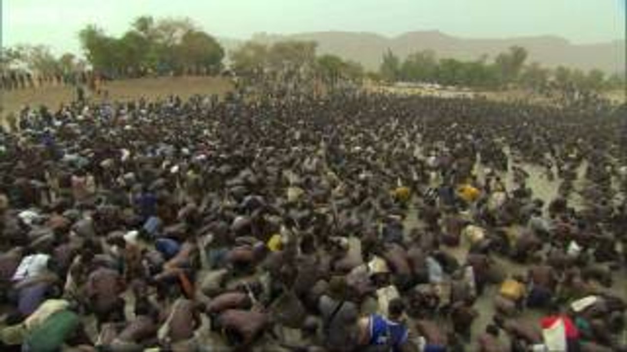 Thousands of fishermen empty lake in minutes - Human Planet: Deserts, preview - BBC One