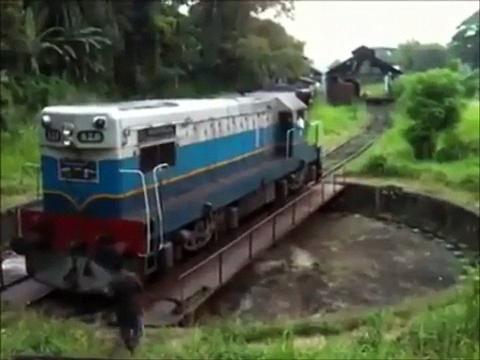 Turn table of train engine Incredible Way to Turn Around a Train