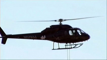 Elle réalise des acrobaties suspendue depuis un hélicoptère