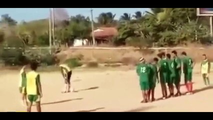 Topukla inanılmaz frikik!