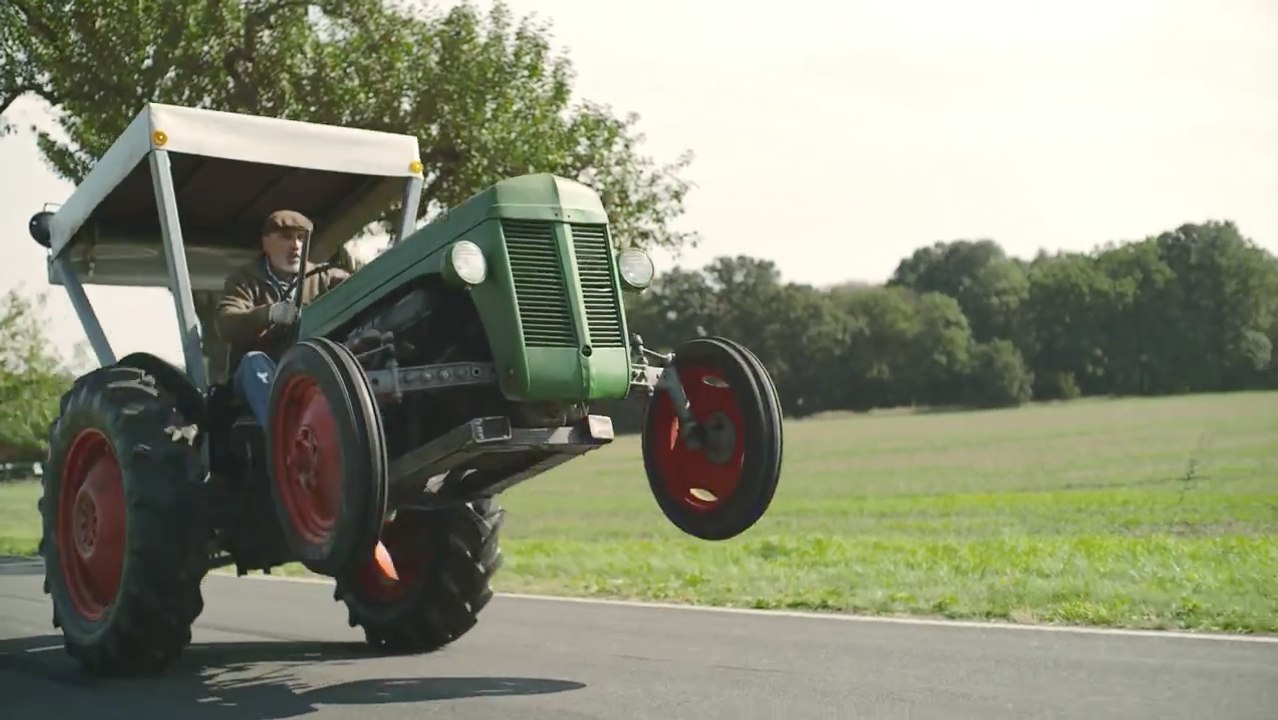 Un agriculteur livre des pommes au volant d'un tracteur tuning pour les magasins Edeka !