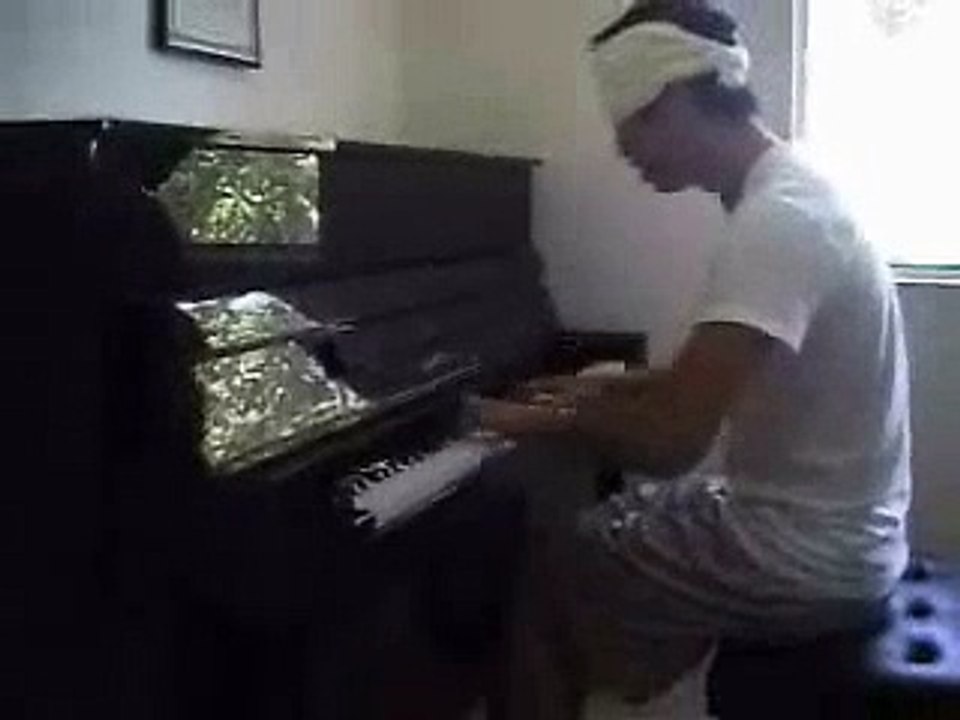 Mario au piano les yeux bandés