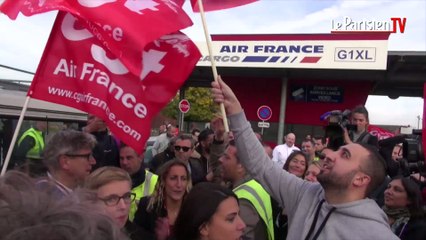 Les salariés d'Air France chantent "tomber la chemise"