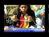 Jóvenes venezolanos se encadenan exigiendo la liberación de los presos políticos