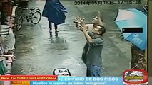 Increible niño que cae de un segundo piso es atajado por un hombre y se salva de milagro 2