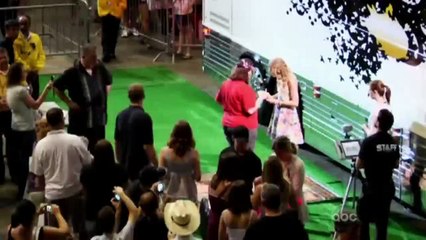 Taylor Swift - 13 Hour Signing - CMA Music Festival