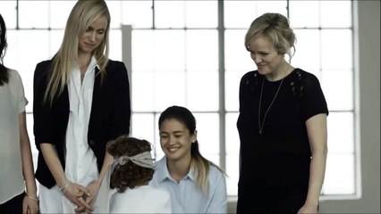 Annelerini gözleri bağlı bulan çocuklar