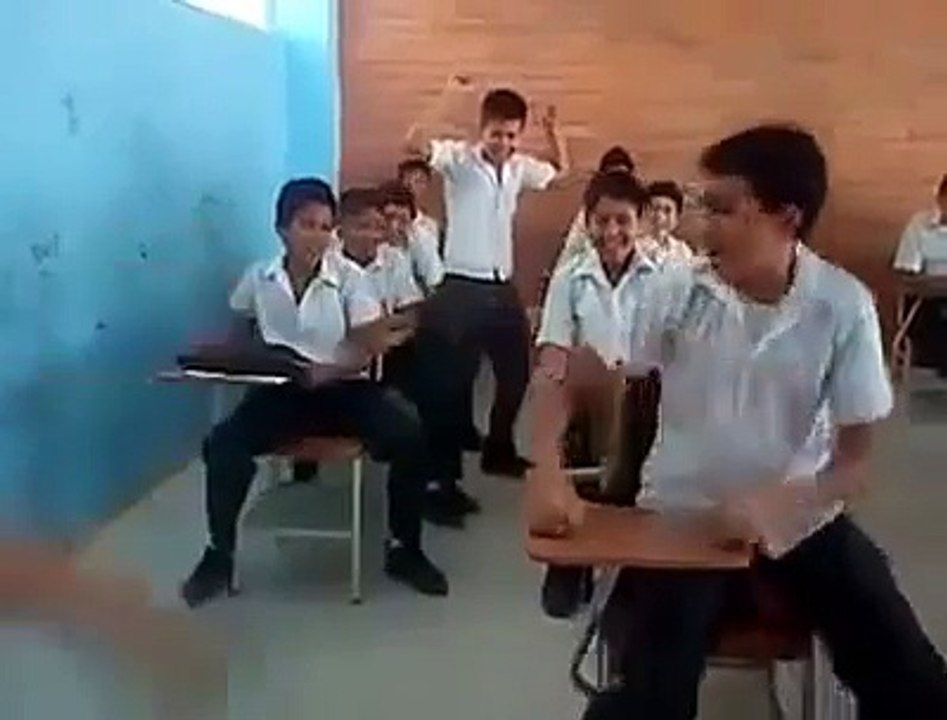 Niños Jugando el Autobus en la Escuela!! Muy Divertido!