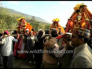 Download Video: Sounds of drum beats and metal horns at Kullu Dussehra