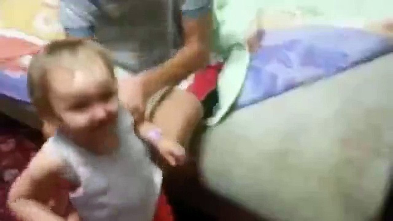 Девочка ругает маму. Это что то)))