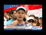 Estudiantes a las afueras de la sede de la OEA en Caracas apoyan a María Corina Machado