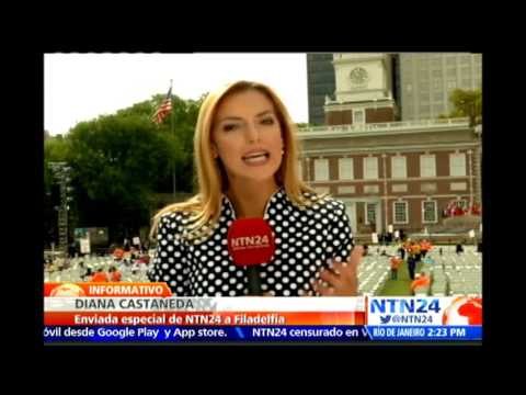 Inmigrantes piden en Filadelfia ayuda al papa Francisco con velas y pancartas