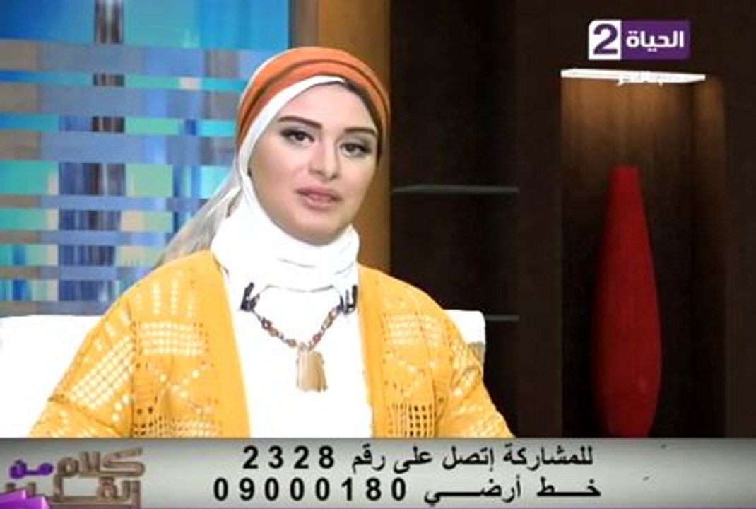 متصل يضع مذيعة الحياة في موقف محرج بسبب وضعية جلوسها