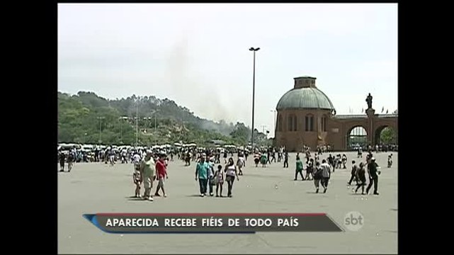 Fiéis lotam o Santuário Nacional de Aparecida