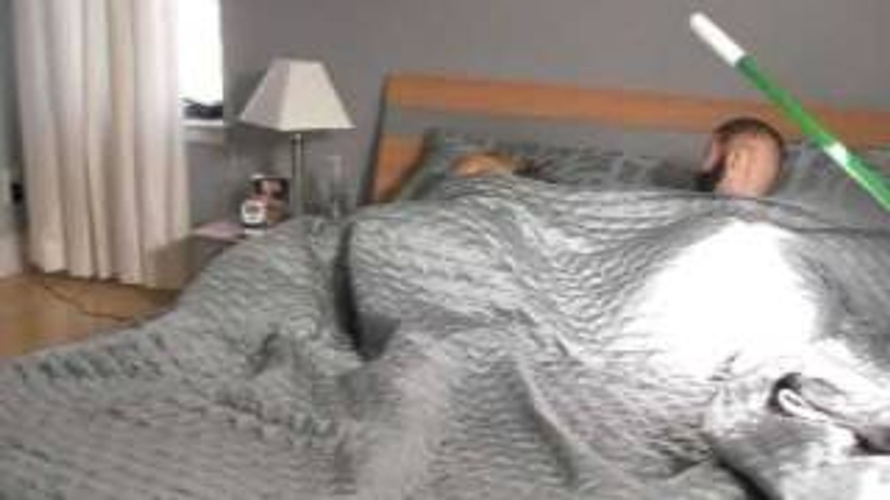 GIRLFRIEND FAKE HEAD IN BED SCARE PRANK - PRANKVSPRANK