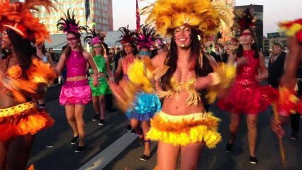 Lille-3000-Parade-(2015-09-26)-Preparation-sur-le pont-dEuralille.2