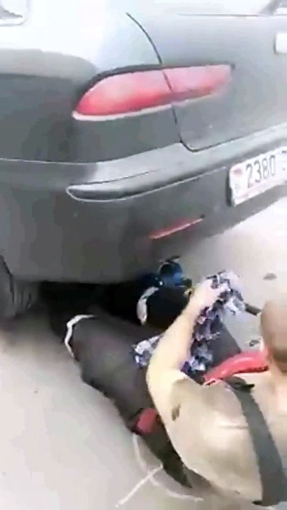 Sait-il les gaz toxiques sont danger pour la sante putain et cette homme  et content il rigole même